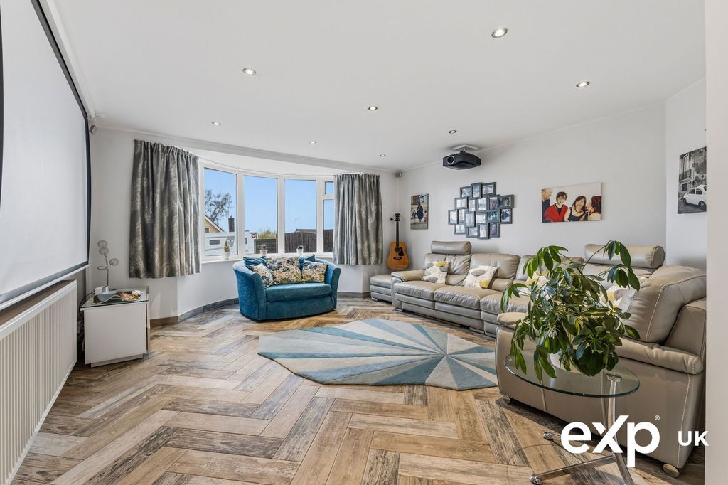 Property photo 3 of 28