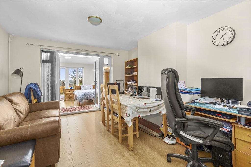 Property photo 3 of 15 Lounge