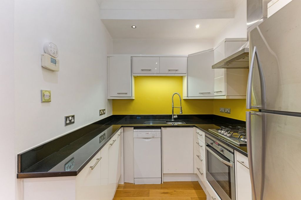 Property photo 3 of 10 Kitchen