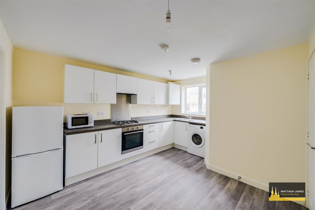 Property photo 3 of 17 Kitchen