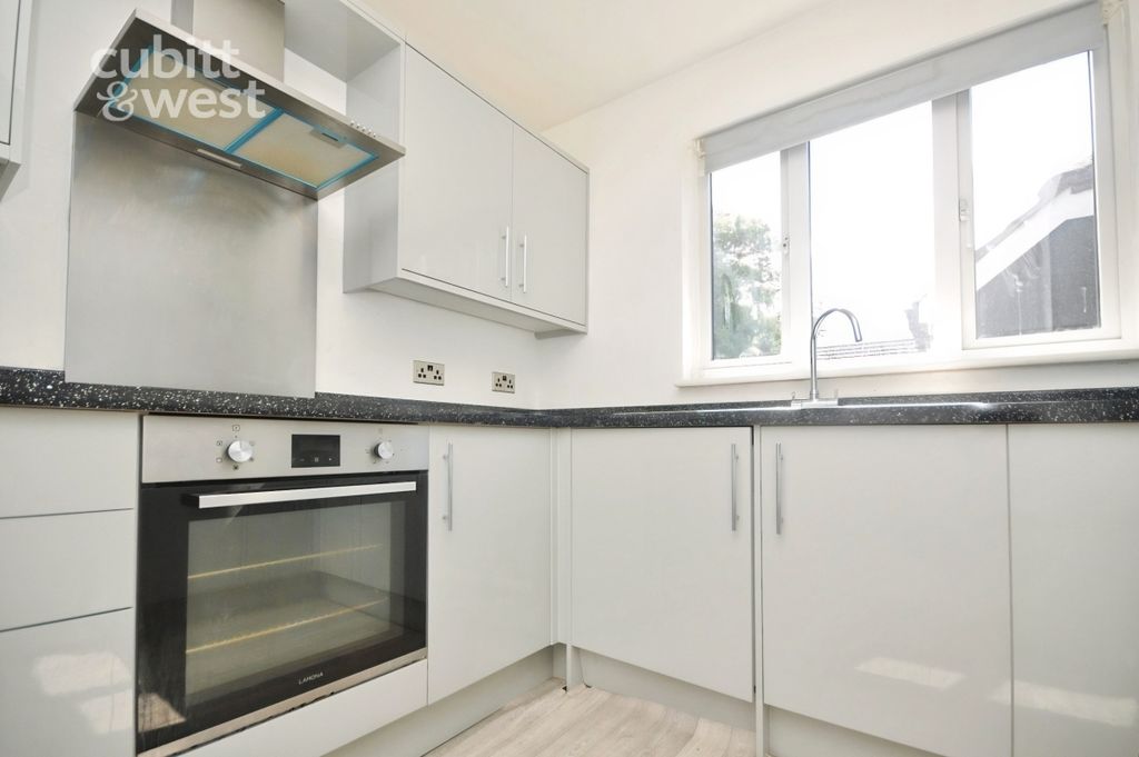 Property photo 2 of 10 Kitchen