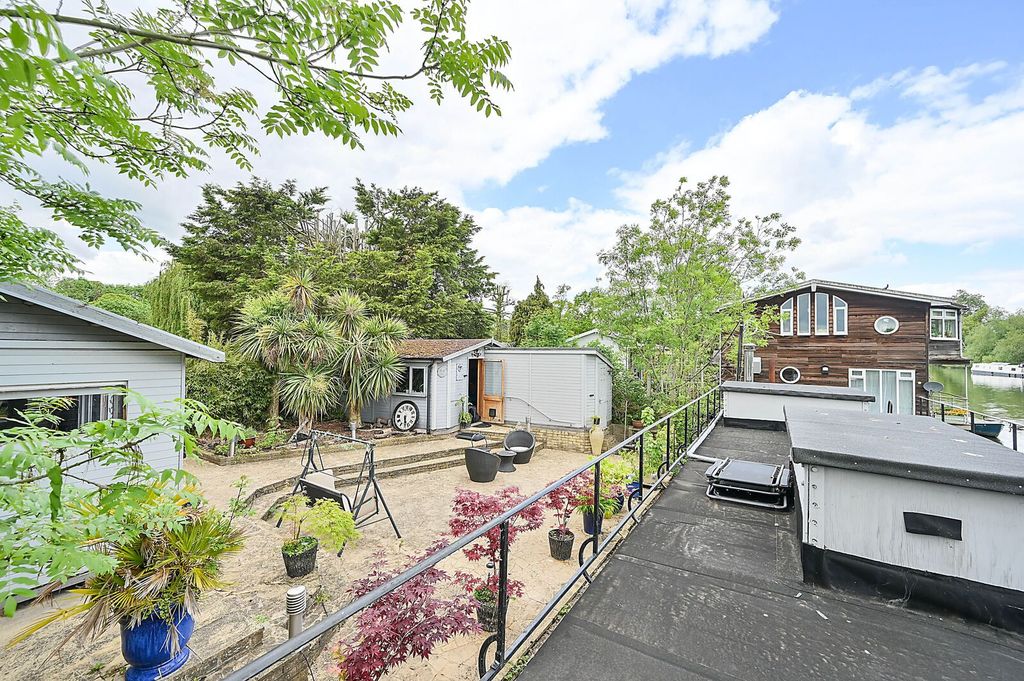 Property photo 2 of 27