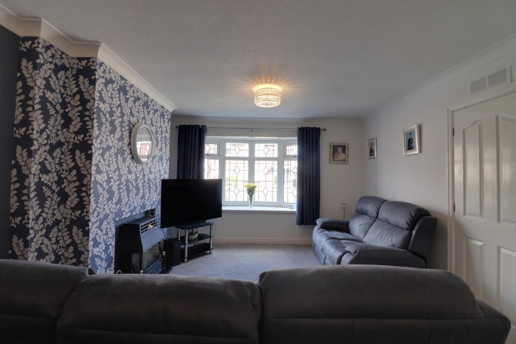 Property photo 3 of 18 Lounge