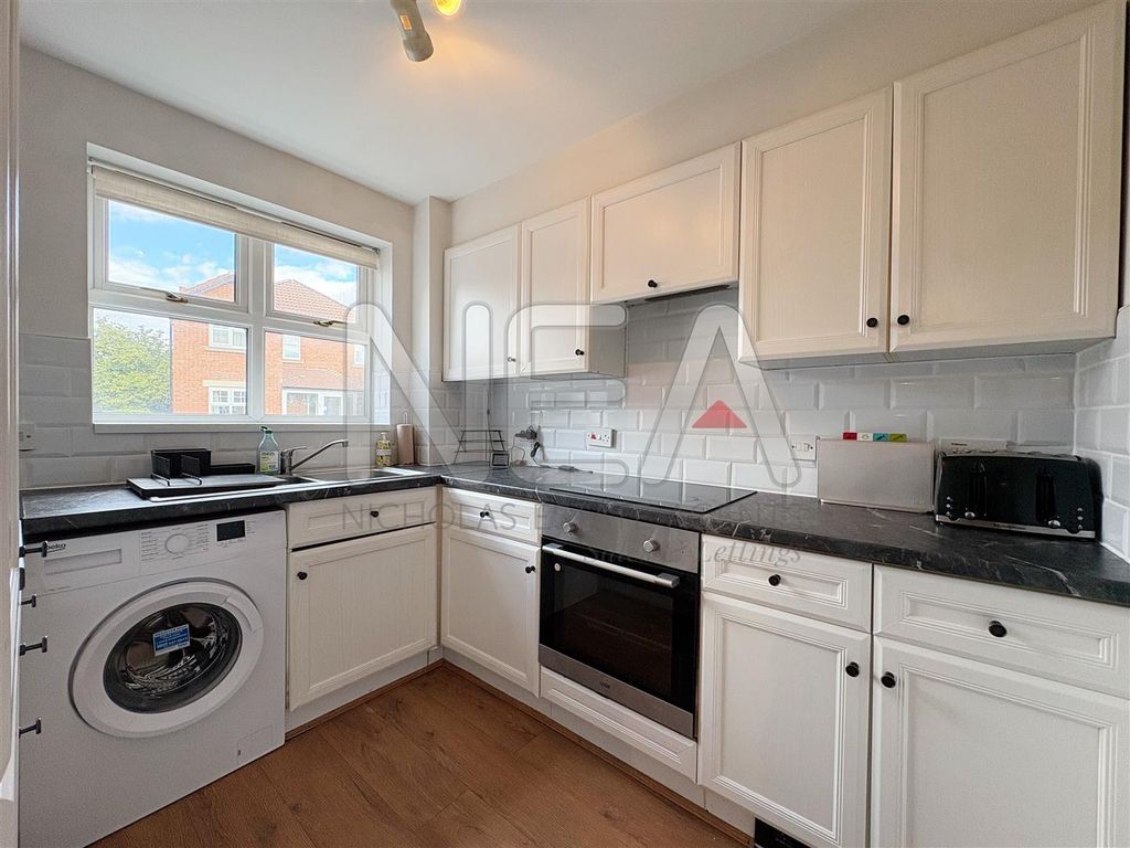 Property photo 3 of 11 Kitchen