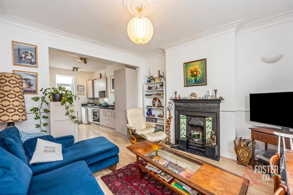 Property photo 2 of 21 Westbourne Street, 148-010.Jpg