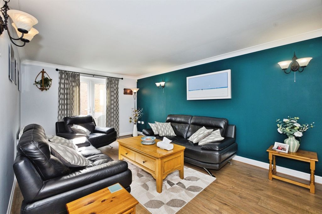 Property photo 2 of 17