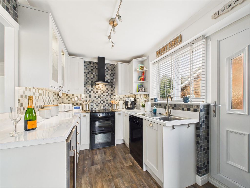 Property photo 3 of 14 Cam03303G0-Pr0291-Still005.Jpg