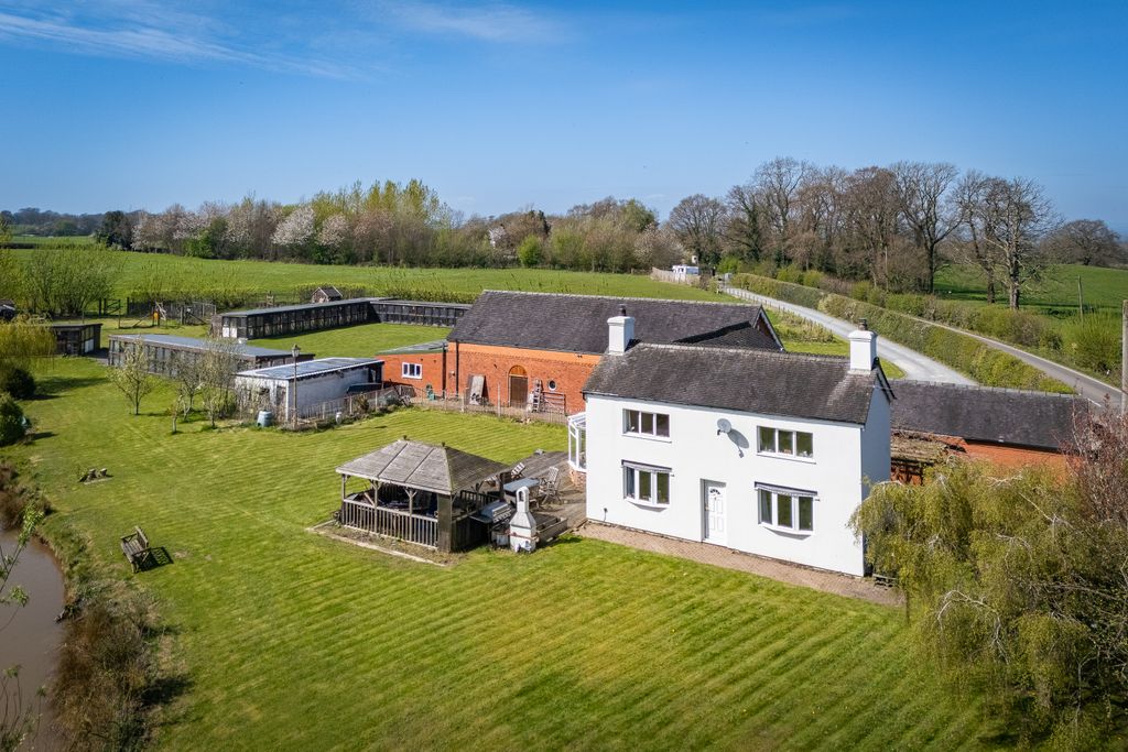 Property photo 1 of 30 Aerial 2
