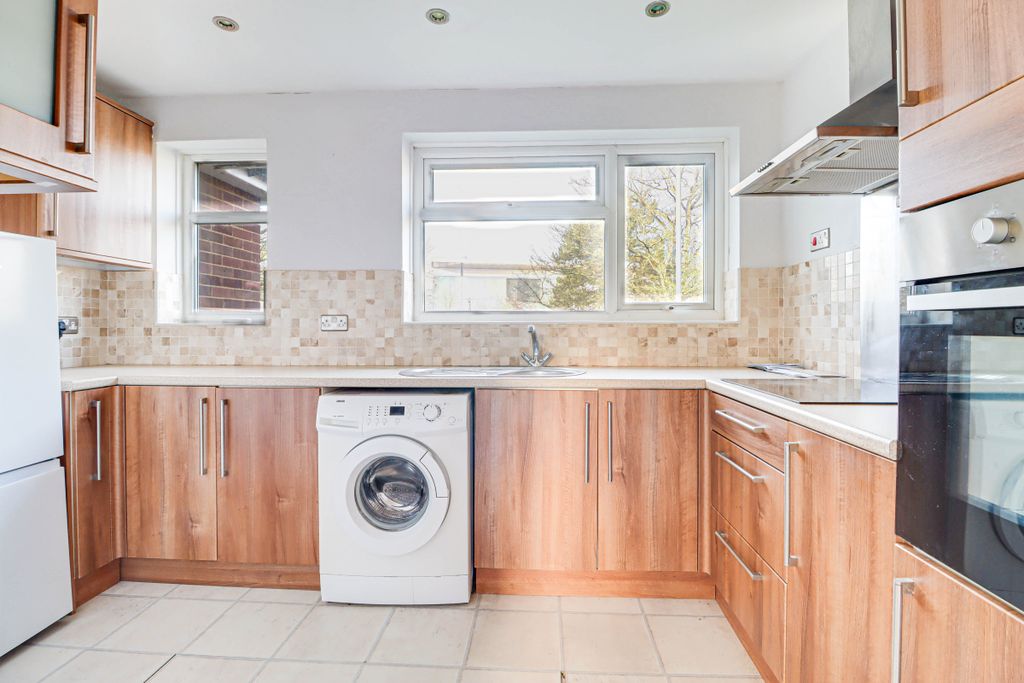 Property photo 3 of 11 Kitchen