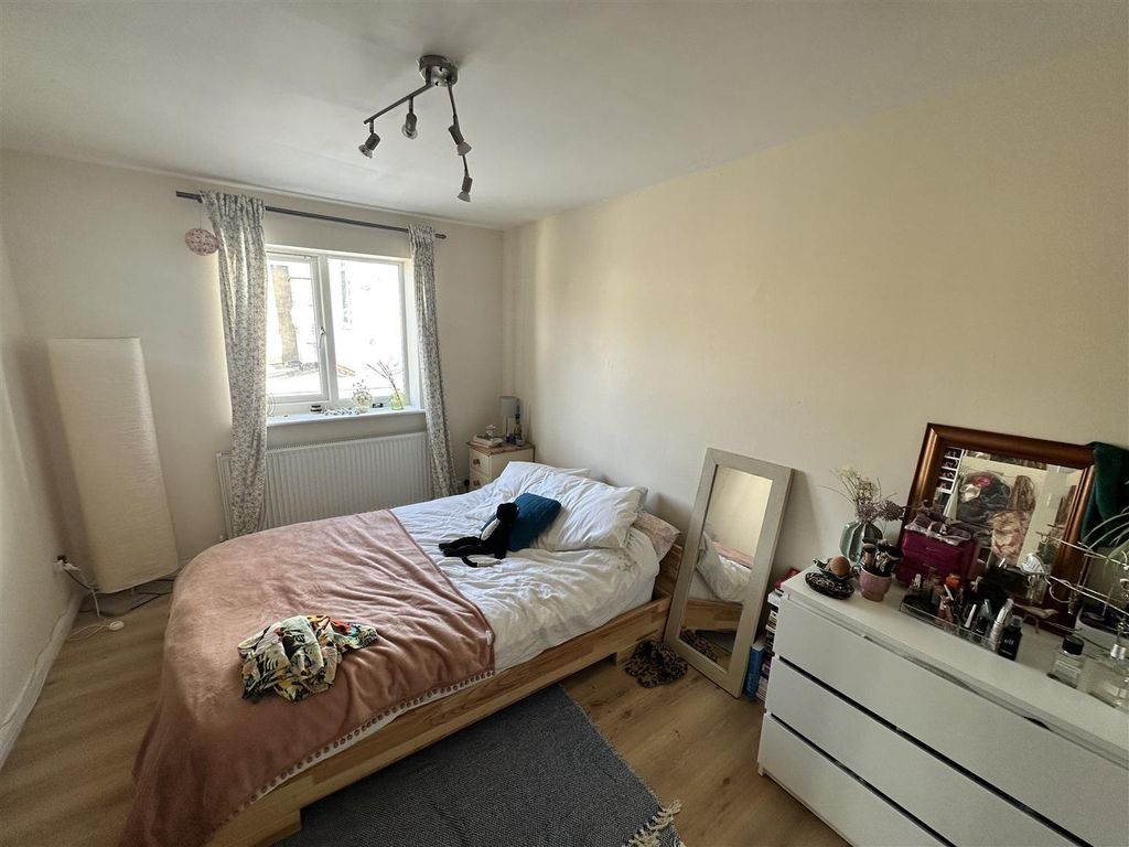 Property photo 3 of 16 Bright Double Room With Bed And Storage...