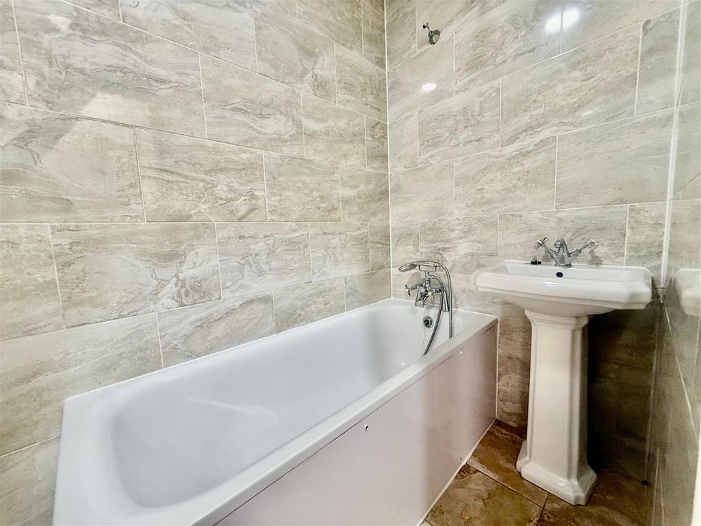 Property photo 2 of 8 Bathroom