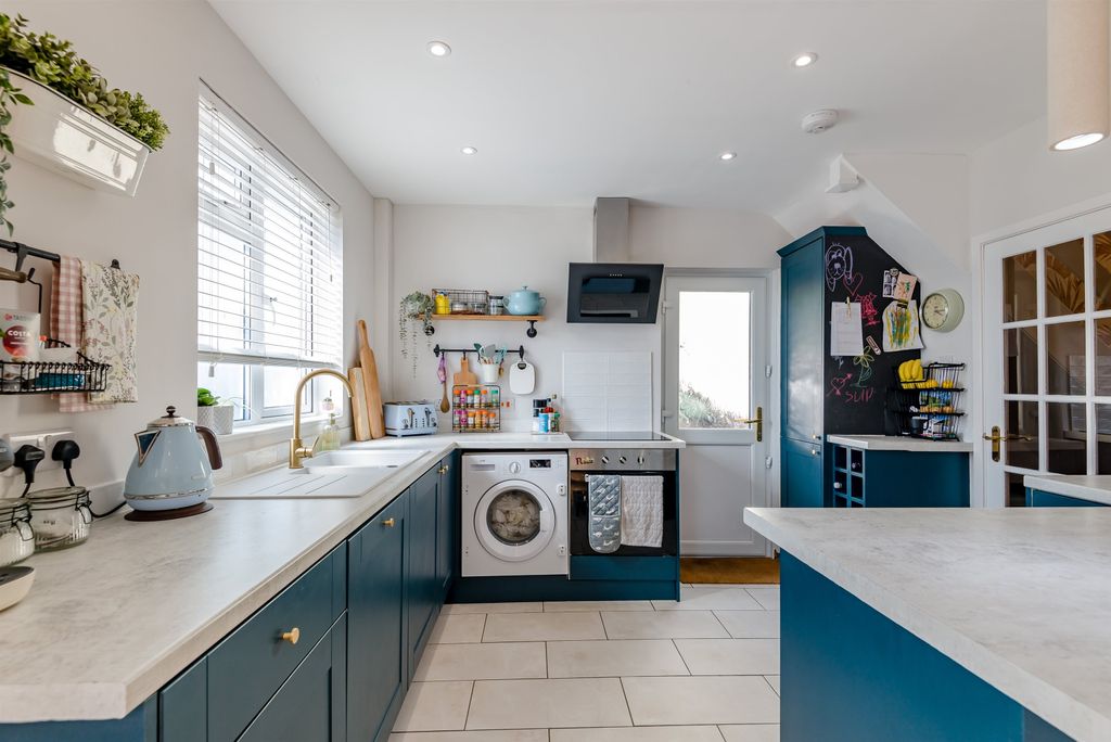 Property photo 2 of 28