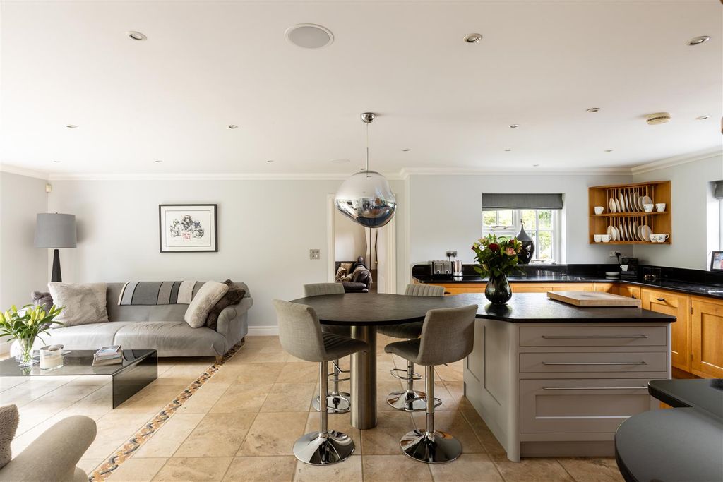 Property photo 2 of 28