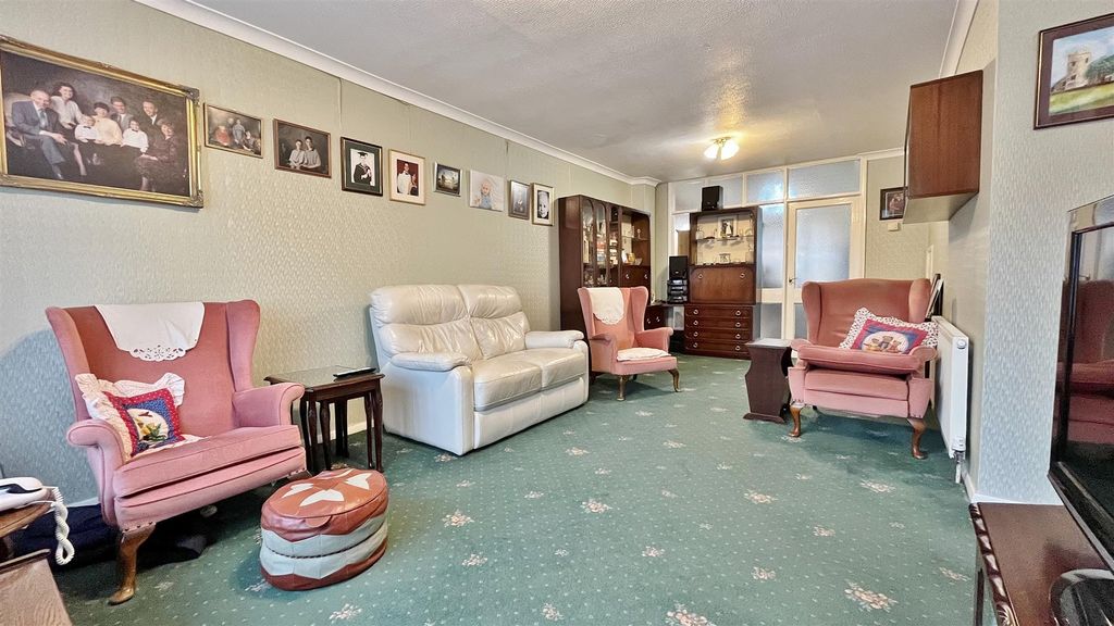 Property photo 2 of 31 Lounge