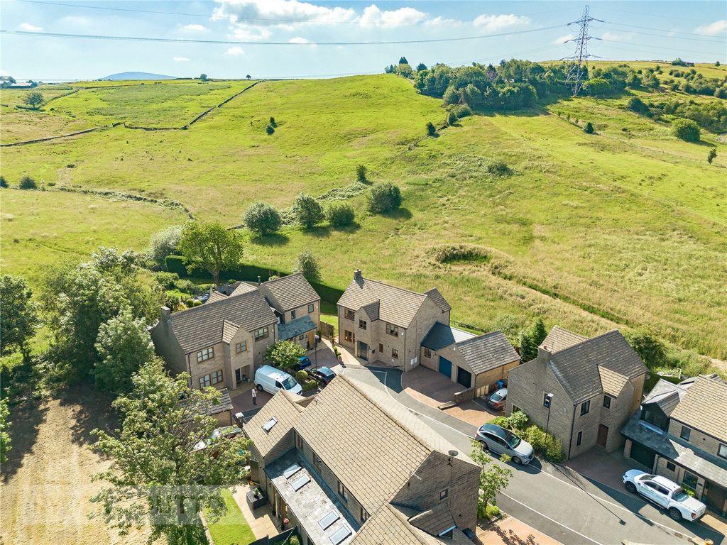 Property photo 1 of 35 Green View Chase