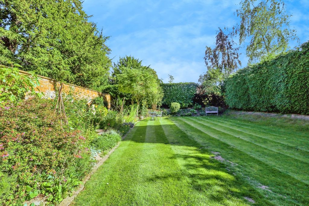 Property photo 2 of 18 Garden