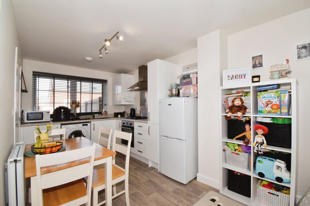 Property photo 3 of 17 Kitchen Diner