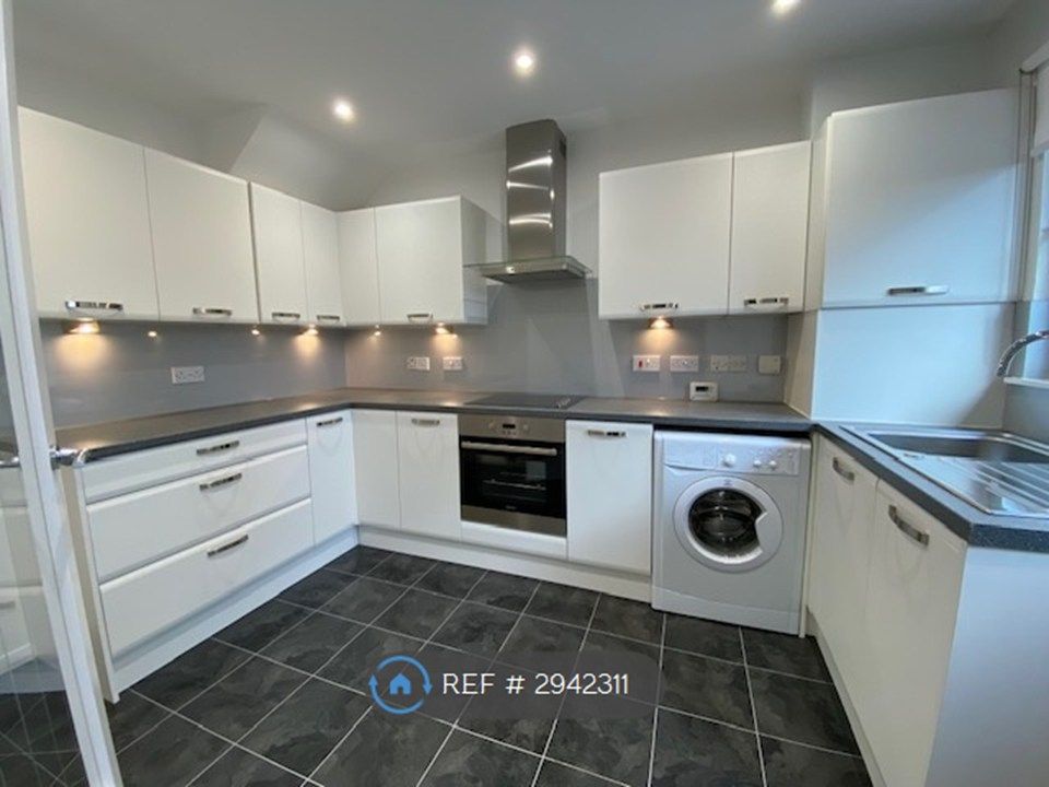 Property photo 3 of 9 Kitchen