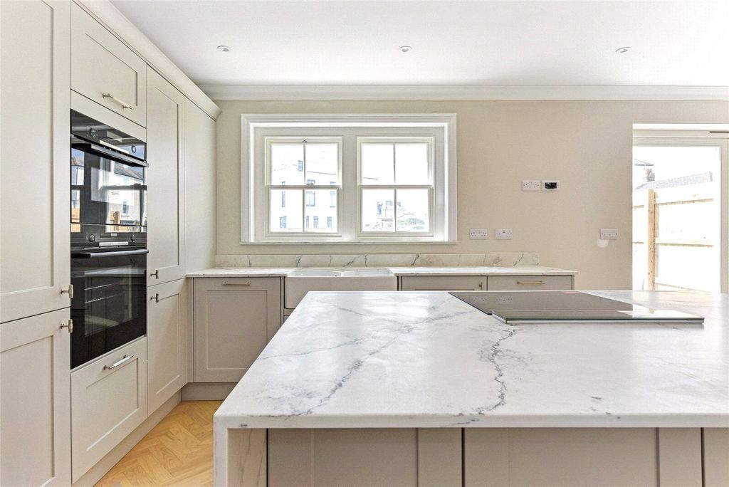 Property photo 3 of 10 Kitchen Dining Room