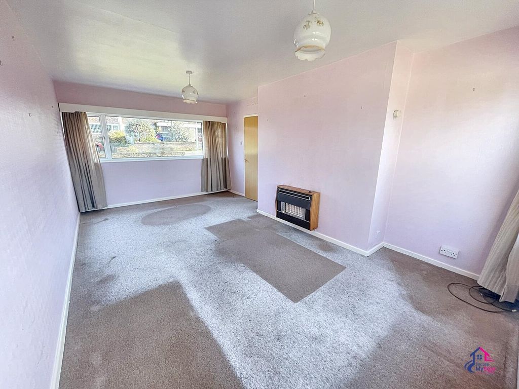 Property photo 3 of 18 Living Room