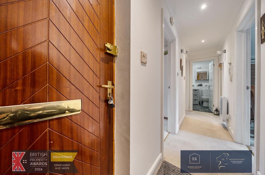 Property photo 2 of 26 Hallway.