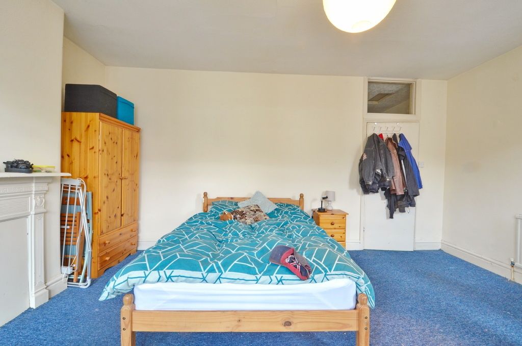 Property photo 3 of 10 Bright Double Bedroom With A Double Bed, Fitted Wa...