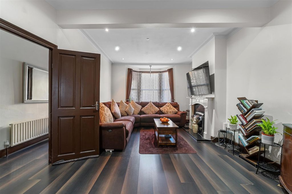 Property photo 2 of 26 Through Lounge