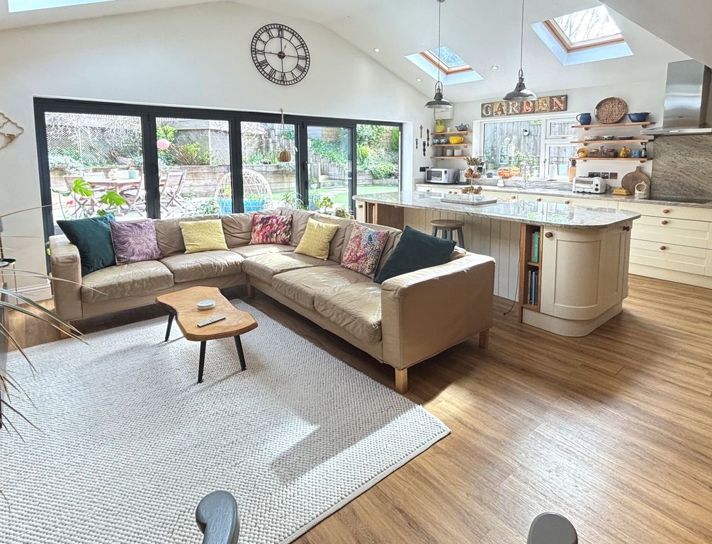 Property photo 3 of 27 Kitchen 4