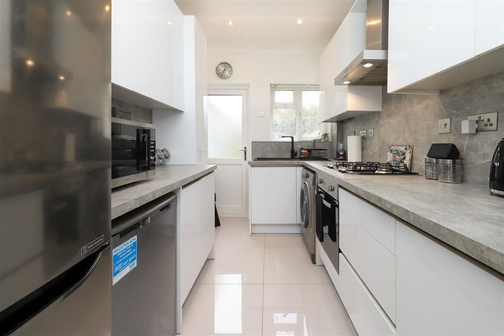 Property photo 3 of 10 Kitchen
