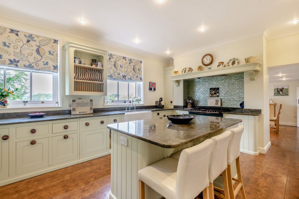 Property photo 3 of 25 Kitchen