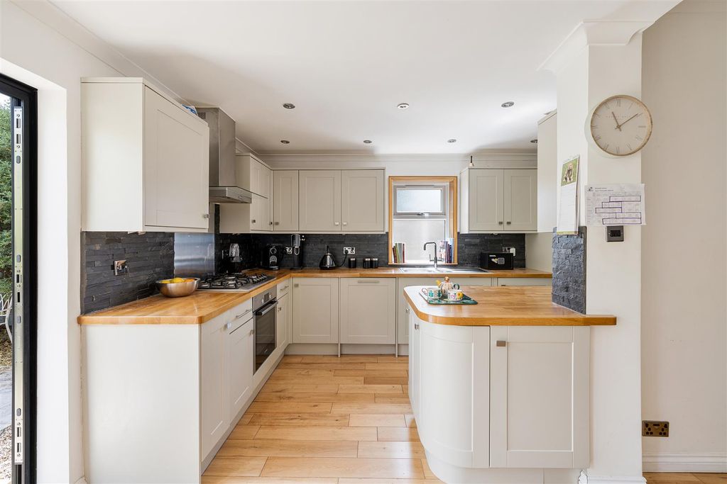Property photo 3 of 31 Peterborough Road, E10