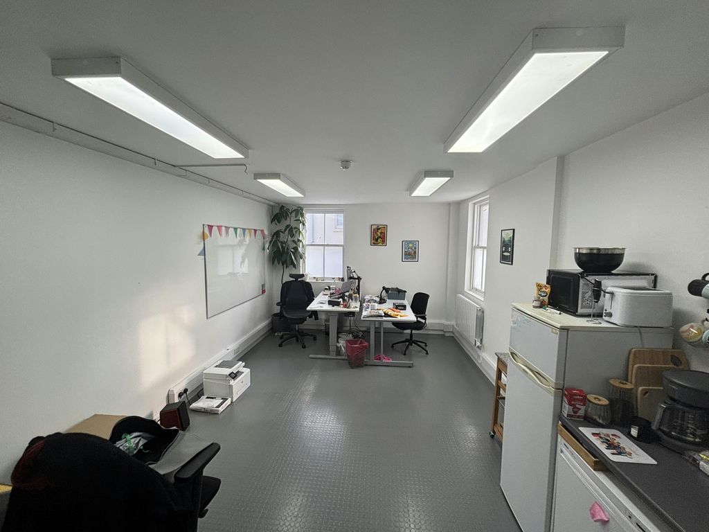 Property photo 2 of 7 Vine St Brighton 6.Jpg