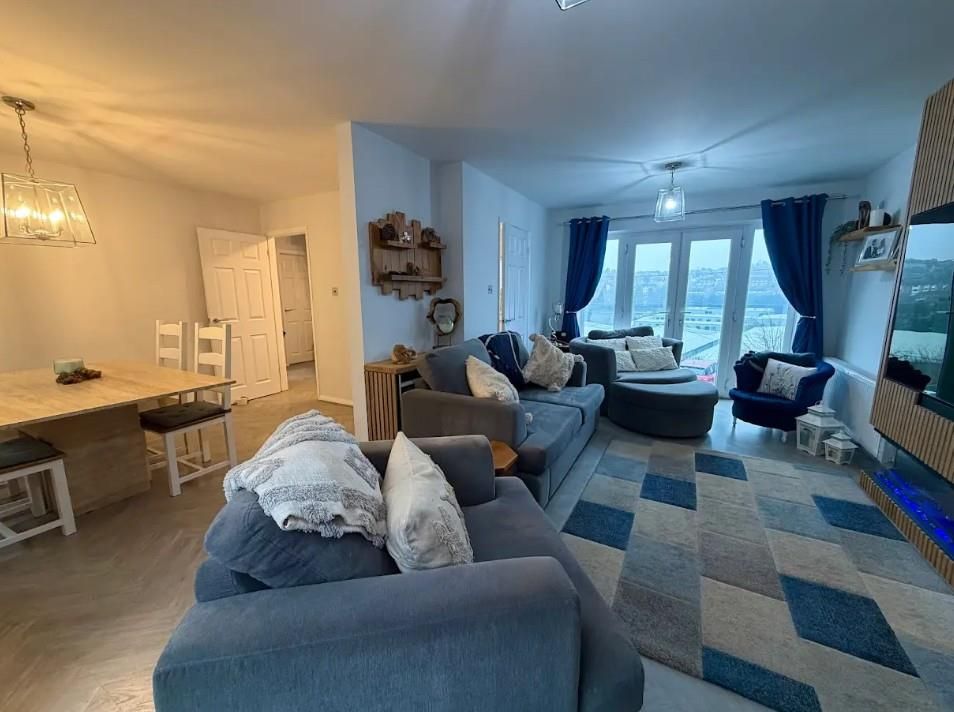 Property photo 3 of 17 Living Room