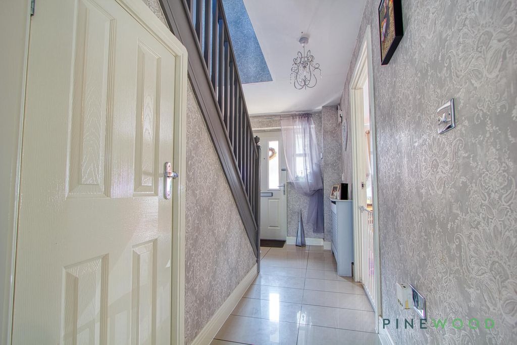 Property photo 2 of 37 Entrance Hall