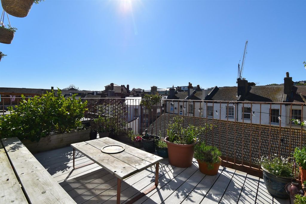 Property photo 3 of 23 Roof Terrace