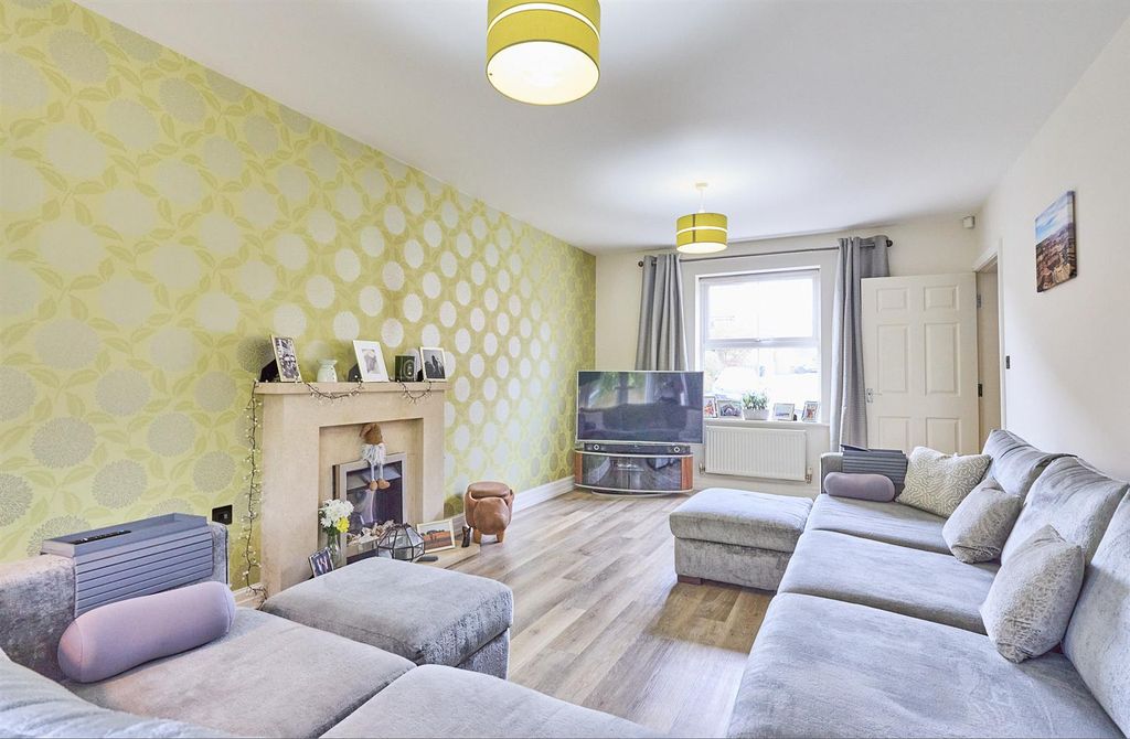 Property photo 3 of 25 Lounge