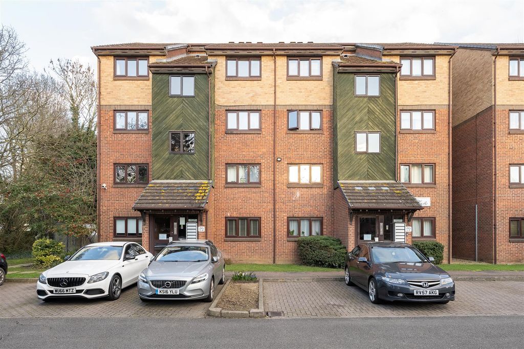 Property photo 1 of 11 Higham Station Avenue, E4