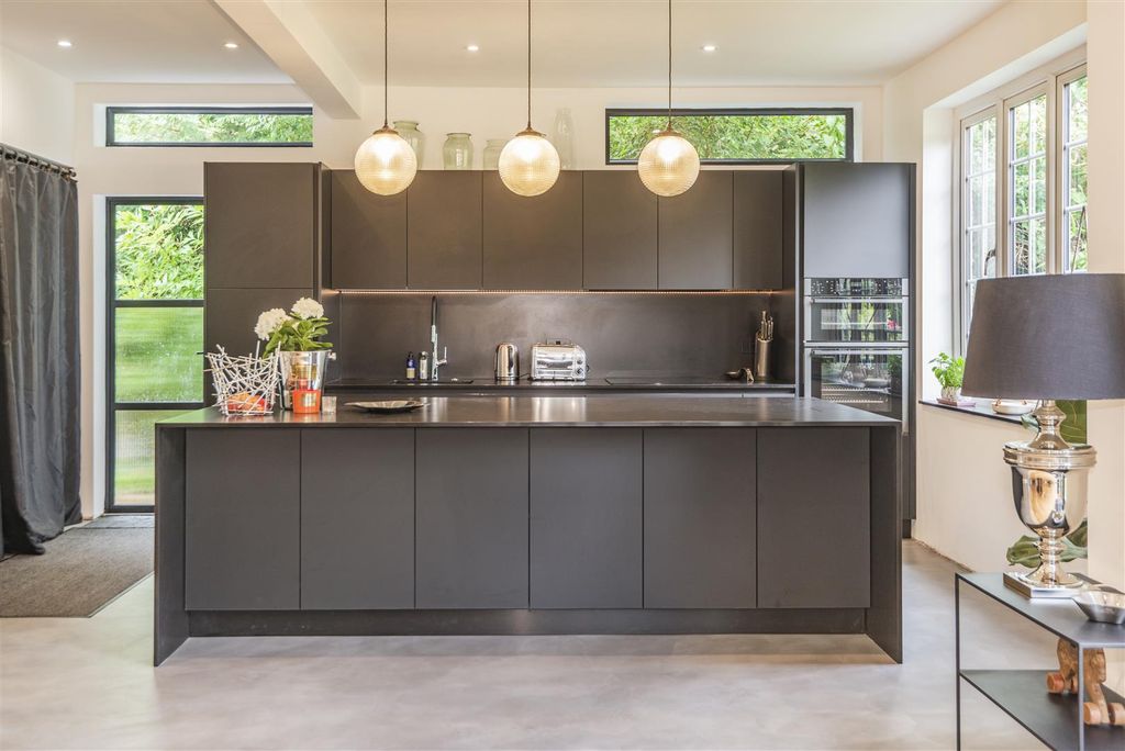 Property photo 3 of 14 8562263-Interior01.Jpg