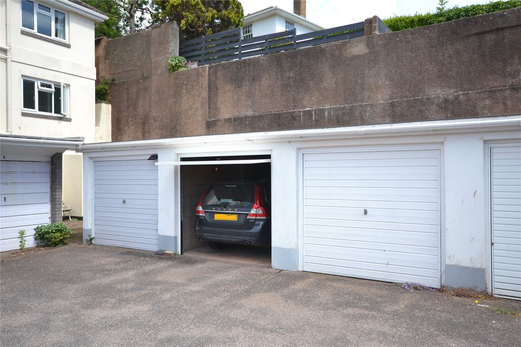 Property photo 2 of 20 2 - Garage