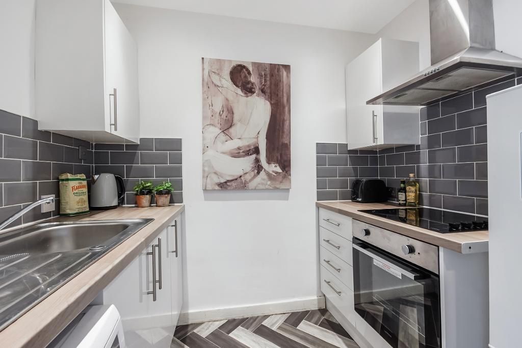 Property photo 3 of 18 Kitchen