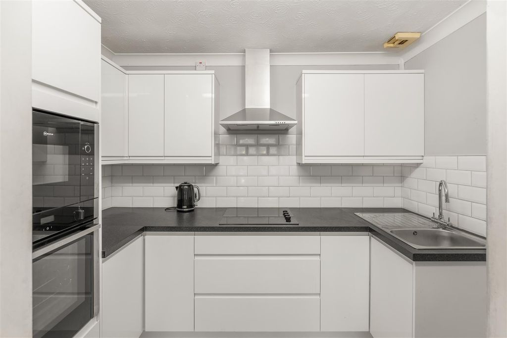 Property photo 2 of 17 39 Chamberlaine Court, Banbury-8.Jpg