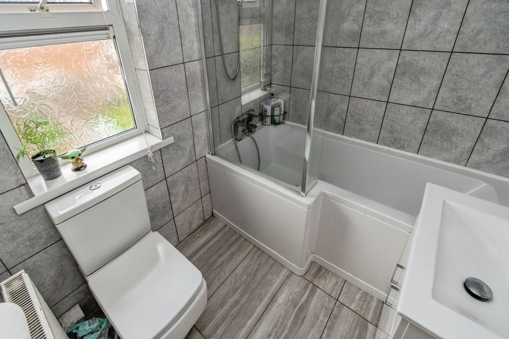 Property photo 1 of 13 Bathroom