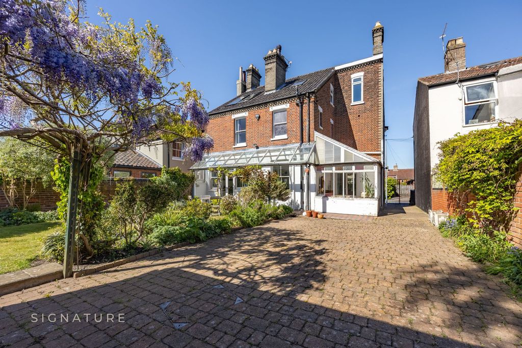 Property photo 2 of 34