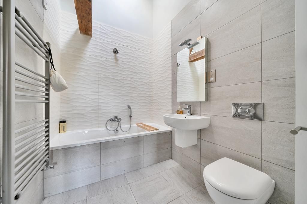Property photo 2 of 19 Bathroom