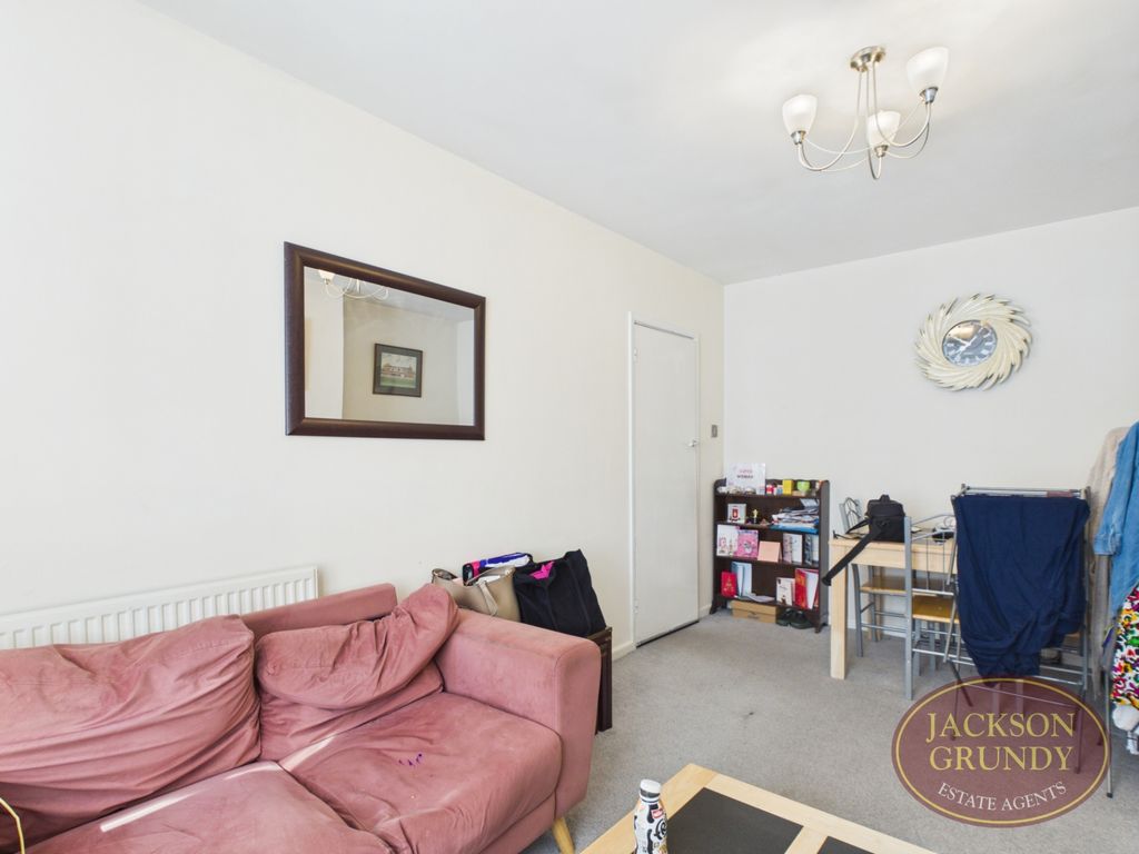 Property photo 3 of 11 Yelvertoft Road