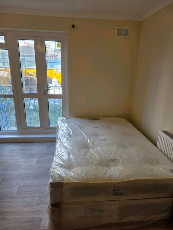 Property photo 1 of 5 Room - House Share To Rent Colville Estate, London N1