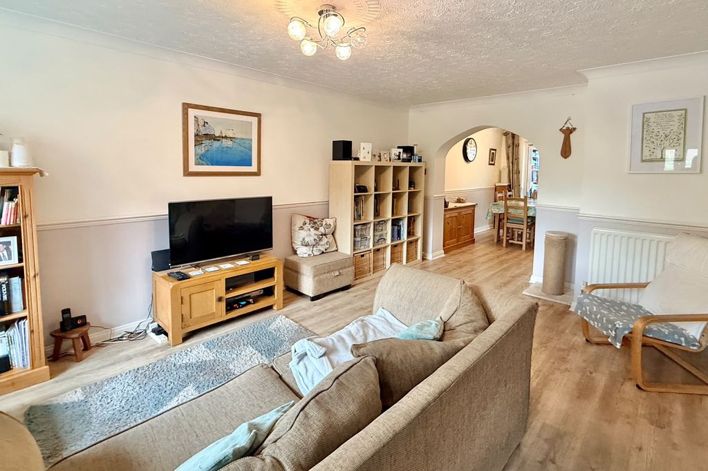 Property photo 3 of 19 Taylor Way (19)