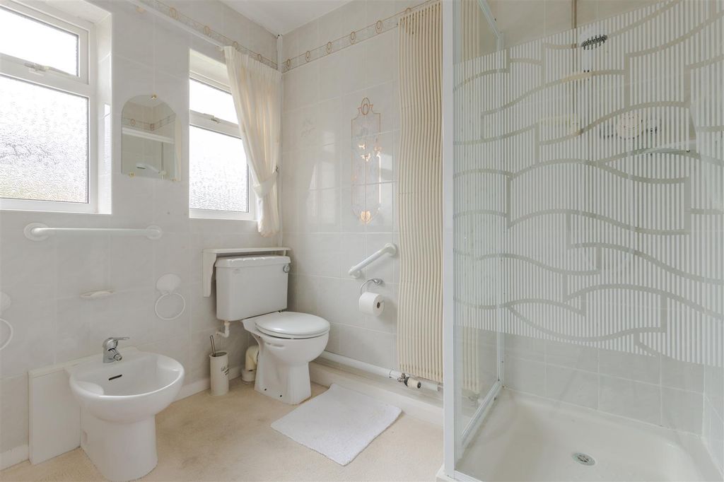 Property photo 3 of 17 Bathroom