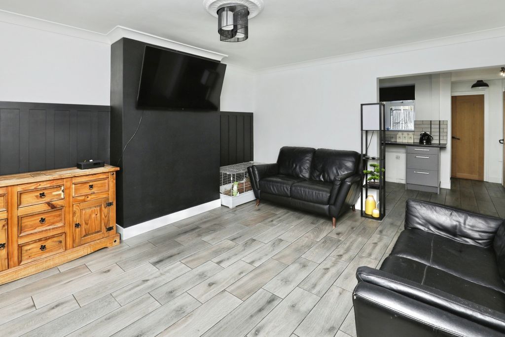 Property photo 3 of 15 Lounge