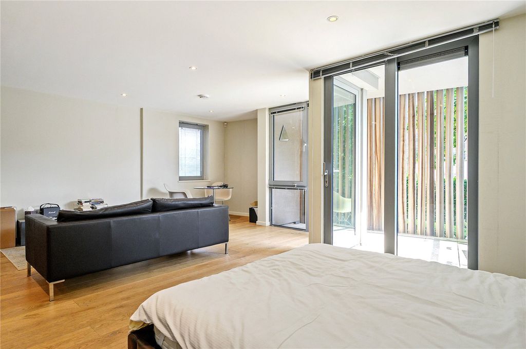 Property photo 3 of 10 Studio Room